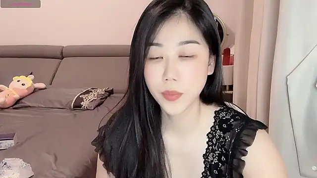 Snapshot of F-Yuwei chatting on 06/29/26, 09:15 F-Yuwei online show from 06/29/26, 09:15