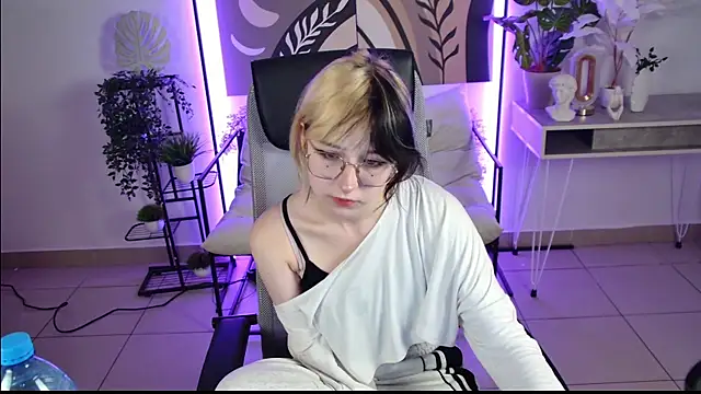 Snapshot of NyxCalderra chatting on 07/31/26, 04:12 NyxCalderra online show from 07/31/26, 04:12
