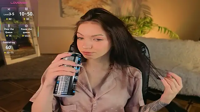 Snapshot of Luna_Come chatting on 06/04/26, 06:52 Luna Come online show from 06/04/26, 06:52