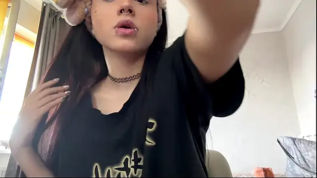 Snapshot of LouisePavlides chatting on 05/23/26, 12:42 LouisePavlides online show from 05/23/26, 12:42