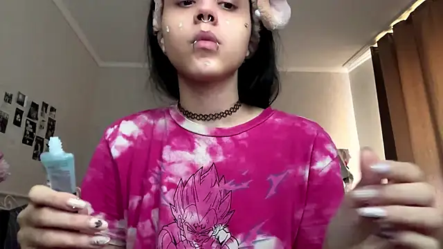 Snapshot of LouisePavlides chatting on 06/14/26, 01:13 LouisePavlides online show from 06/14/26, 01:13