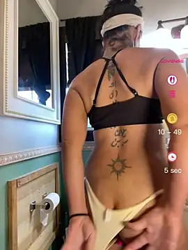 Snapshot of Vanessa_Valentine chatting on 07/23/26, 02:04 Vanessa Valentine online show from 07/23/26, 02:04