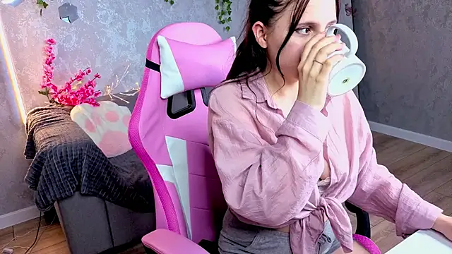 Julia Shyy online show from 06/05/26, 06:52