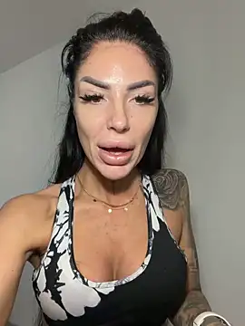 RaquelleXO online show from 05/20/26, 05:02