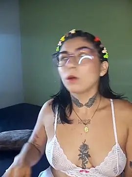 Snapshot of PequenaNena chatting on 04/30/26, 02:23 PequenaNena online show from 04/30/26, 02:23