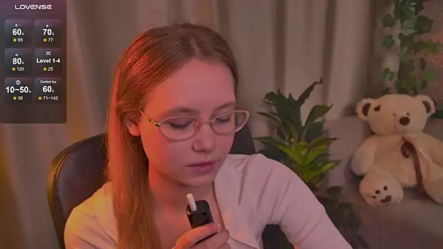 Snapshot of FloraLarsson chatting on 06/05/26, 03:35 FloraLarsson online show from 06/05/26, 03:35