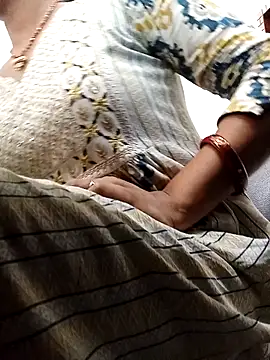 Snapshot of Simmi-00 chatting on 05/11/26, 04:18 Simmi-00 online show from 05/11/26, 04:18