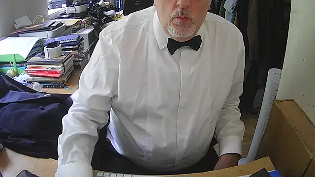 Snapshot of SuitedSub63 chatting on 08/05/26, 01:25 SuitedSub63 online show from 08/05/26, 01:25