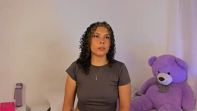 Snapshot of Violetta_cam_ chatting on 05/14/26, 02:18 Violetta cam online show from 05/14/26, 02:18