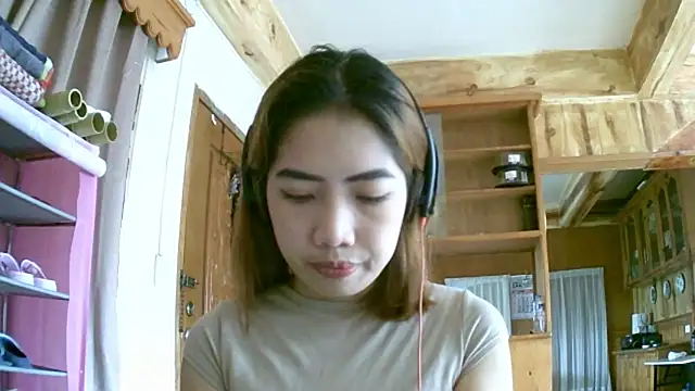 Snapshot of LeonieWiggains chatting on 05/05/26, 04:20 LeonieWiggains online show from 05/05/26, 04:20