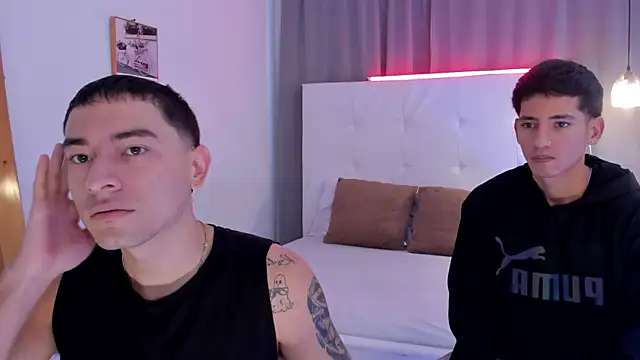 Snapshot of Alejo-and-Thiago chatting on 05/22/26, 12:11 Alejo-and-Thiago online show from 05/22/26, 12:11