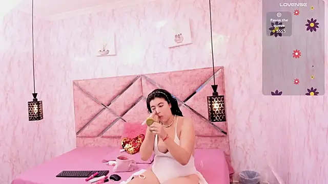 Snapshot of Dolls_Antonella chatting on 06/20/26, 12:41 Dolls Antonella online show from 06/20/26, 12:41
