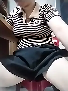 Snapshot of Girl_lovebaby chatting on 05/18/26, 02:29 Girl lovebaby online show from 05/18/26, 02:29