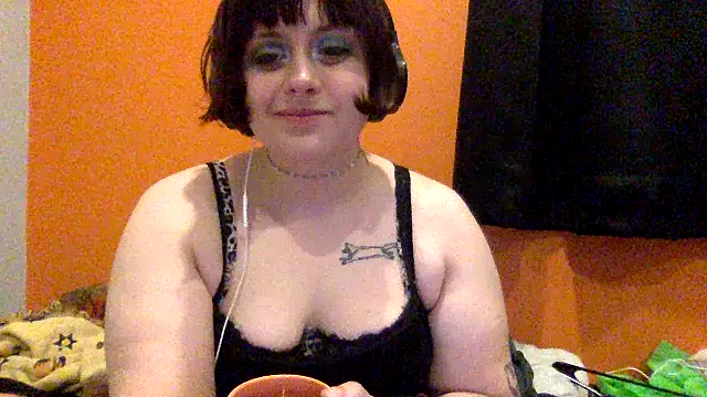 Snapshot of moniqueisalovergirl chatting on 05/07/26, 06:41 moniqueisalovergirl online show from 05/07/26, 06:41