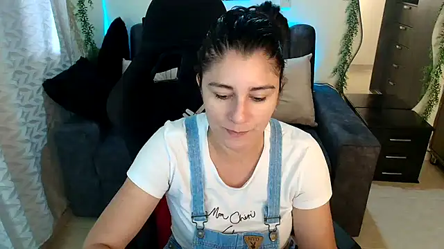 Snapshot of LUCYMILF_SEXY chatting on 06/07/26, 03:38 LUCYMILF SEXY online show from 06/07/26, 03:38
