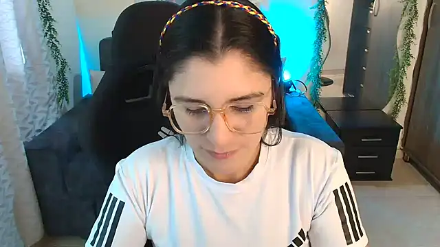 Snapshot of LUCYMILF_SEXY chatting on 06/27/26, 02:44 LUCYMILF SEXY online show from 06/27/26, 02:44