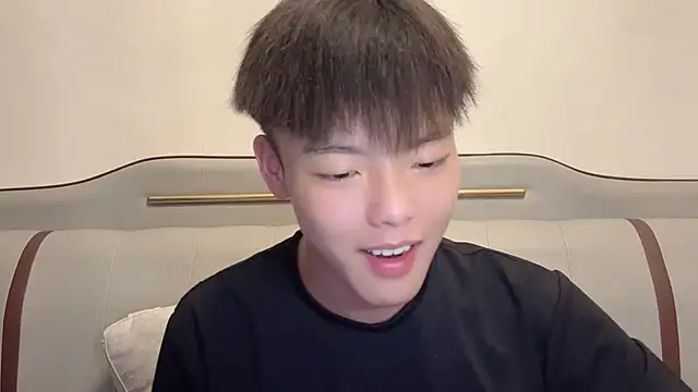 Snapshot of LY-0101 chatting on 05/13/26, 12:24 LY-0101 online show from 05/13/26, 12:24