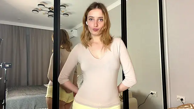 Snapshot of rosylume chatting on 05/13/26, 04:48 rosylume online show from 05/13/26, 04:48