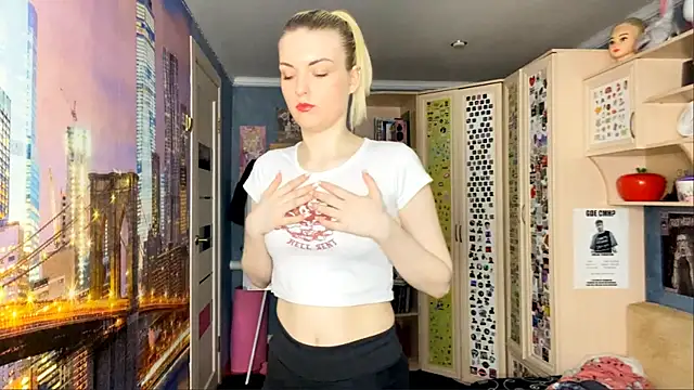 Snapshot of MonicaHolt chatting on 05/13/26, 10:23 MonicaHolt online show from 05/13/26, 10:23