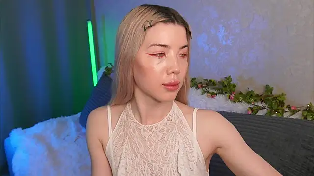 LindaThackerr online show from 05/18/26, 04:18