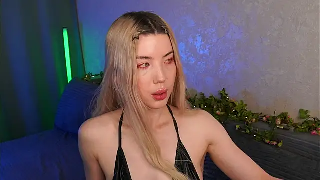 LindaThackerr online show from 05/22/26, 04:23