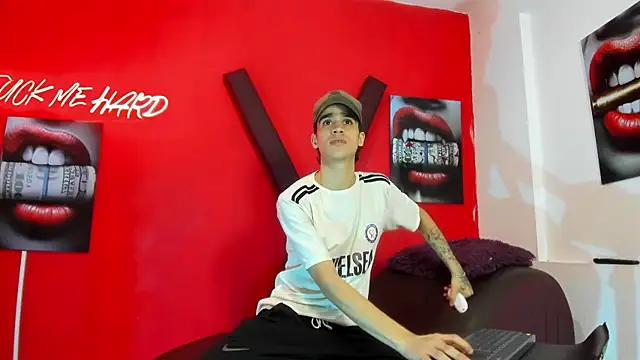 Snapshot of TWINKS_BOYSX chatting on 06/18/26, 01:17 TWINKS BOYSX online show from 06/18/26, 01:17