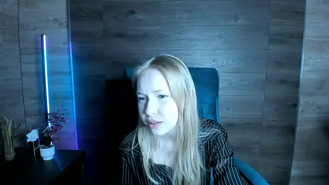 Snapshot of LovvieLov chatting on 05/05/26, 04:48 LovvieLov online show from 05/05/26, 04:48