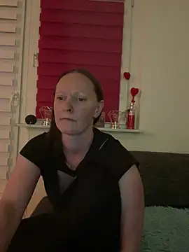 Snapshot of LindaLee90 chatting on 06/25/26, 08:24 LindaLee90 online show from 06/25/26, 08:24