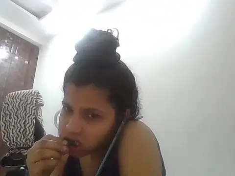 Snapshot of Myra- chatting on 05/13/26, 01:19 Myra- online show from 05/13/26, 01:19