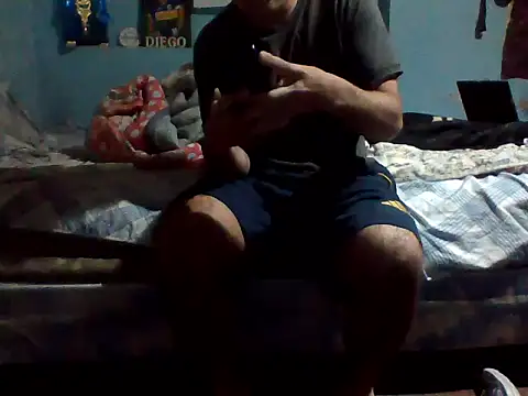 Snapshot of Martin106 chatting on 05/13/26, 01:36 Martin106 online show from 05/13/26, 01:36