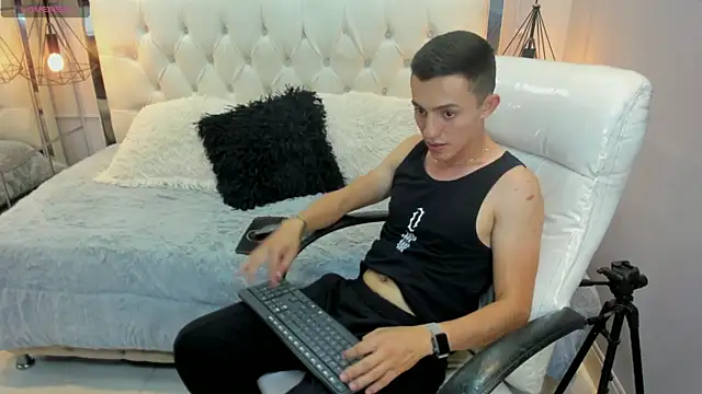 oliver chaze  online show from 05/10/26, 05:29