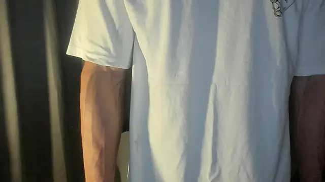 Snapshot of mysterious_muscles chatting on 05/06/26, 04:08 mysterious muscles online show from 05/06/26, 04:08