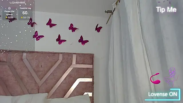 Snapshot of roxy-fox chatting on 05/15/26, 01:45 roxy-fox online show from 05/15/26, 01:45