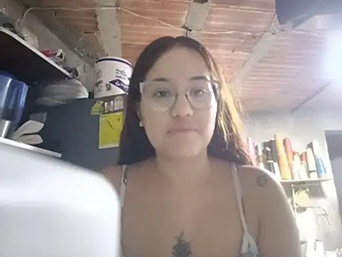 Snapshot of Baby_Lizzie chatting on 05/15/26, 02:18 Baby Lizzie online show from 05/15/26, 02:18