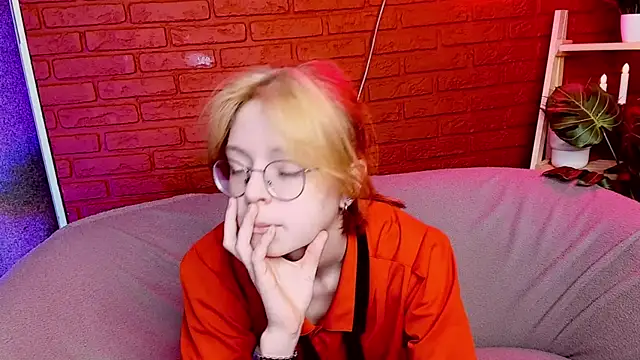 Snapshot of FoxxyyPolly chatting on 05/21/26, 05:25 FoxxyyPolly online show from 05/21/26, 05:25