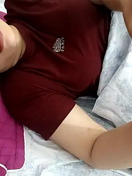 Snapshot of -Hena- chatting on 05/11/26, 01:11 -Hena- online show from 05/11/26, 01:11