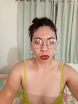 Snapshot of Mia_essence chatting on 05/10/26, 11:43 Mia essence online show from 05/10/26, 11:43