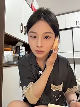Snapshot of cuteluky18 chatting on 05/16/26, 11:31 cuteluky18 online show from 05/16/26, 11:31
