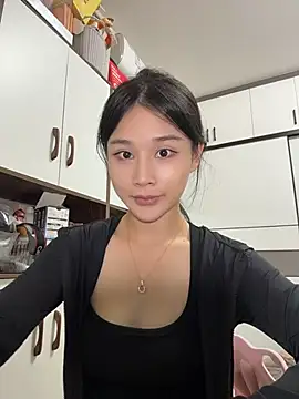 Snapshot of cuteluky18 chatting on 05/23/26, 01:37 cuteluky18 online show from 05/23/26, 01:37