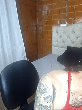 Snapshot of Megan-r chatting on 05/13/26, 02:31 Megan-r online show from 05/13/26, 02:31
