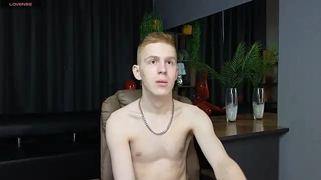 Snapshot of Tommy_CrashXXX chatting on 05/12/26, 12:46 Tommy CrashXXX online show from 05/12/26, 12:46