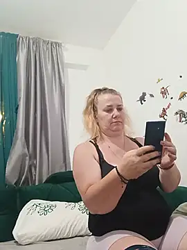 Snapshot of JuliaBestX chatting on 06/25/26, 09:52 JuliaBestX online show from 06/25/26, 09:52