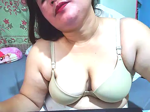 Snapshot of xsweetlover69x chatting on 06/23/26, 02:20 xsweetlover69x online show from 06/23/26, 02:20
