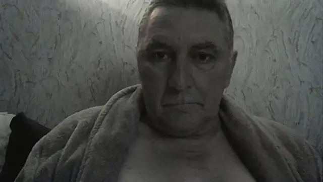 Snapshot of edje59a chatting on 10/23/25, 01:05 edje59a online show from 10/23/25, 01:05