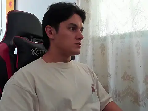 Snapshot of Erick_Wallace chatting on 06/19/26, 06:56 Erick Wallace online show from 06/19/26, 06:56