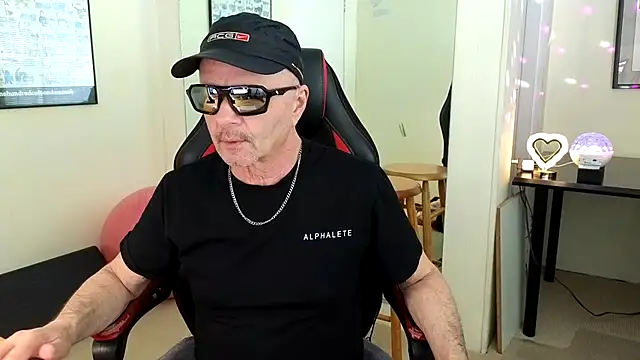 Snapshot of hotdadbod chatting on 01/14/25, 09:20 hotdadbod online show from 01/14/25, 09:20