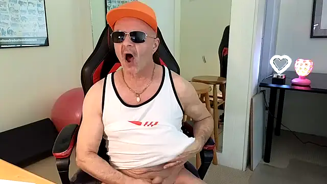 Snapshot of hotdadbod chatting on 01/17/25, 09:28 hotdadbod online show from 01/17/25, 09:28