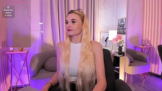 Snapshot of Mila__Lux chatting on 06/14/26, 01:46 Mila Lux online show from 06/14/26, 01:46