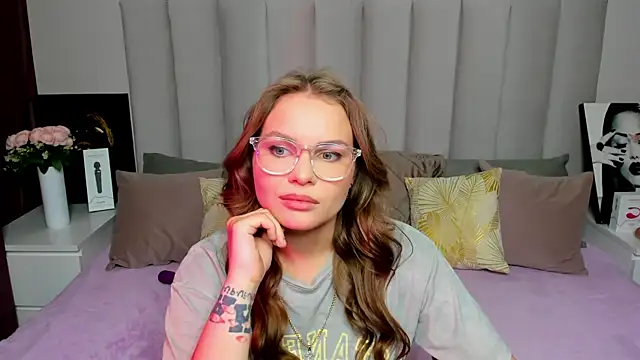 Snapshot of KattyWests chatting on 07/15/26, 01:33 KattyWests online show from 07/15/26, 01:33