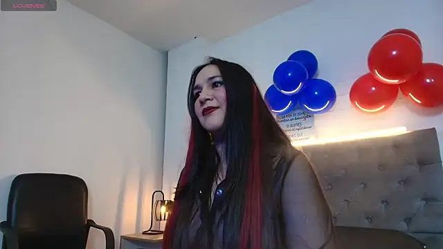 Snapshot of Rossy_Marks chatting on 06/18/26, 03:18 Rossy Marks online show from 06/18/26, 03:18